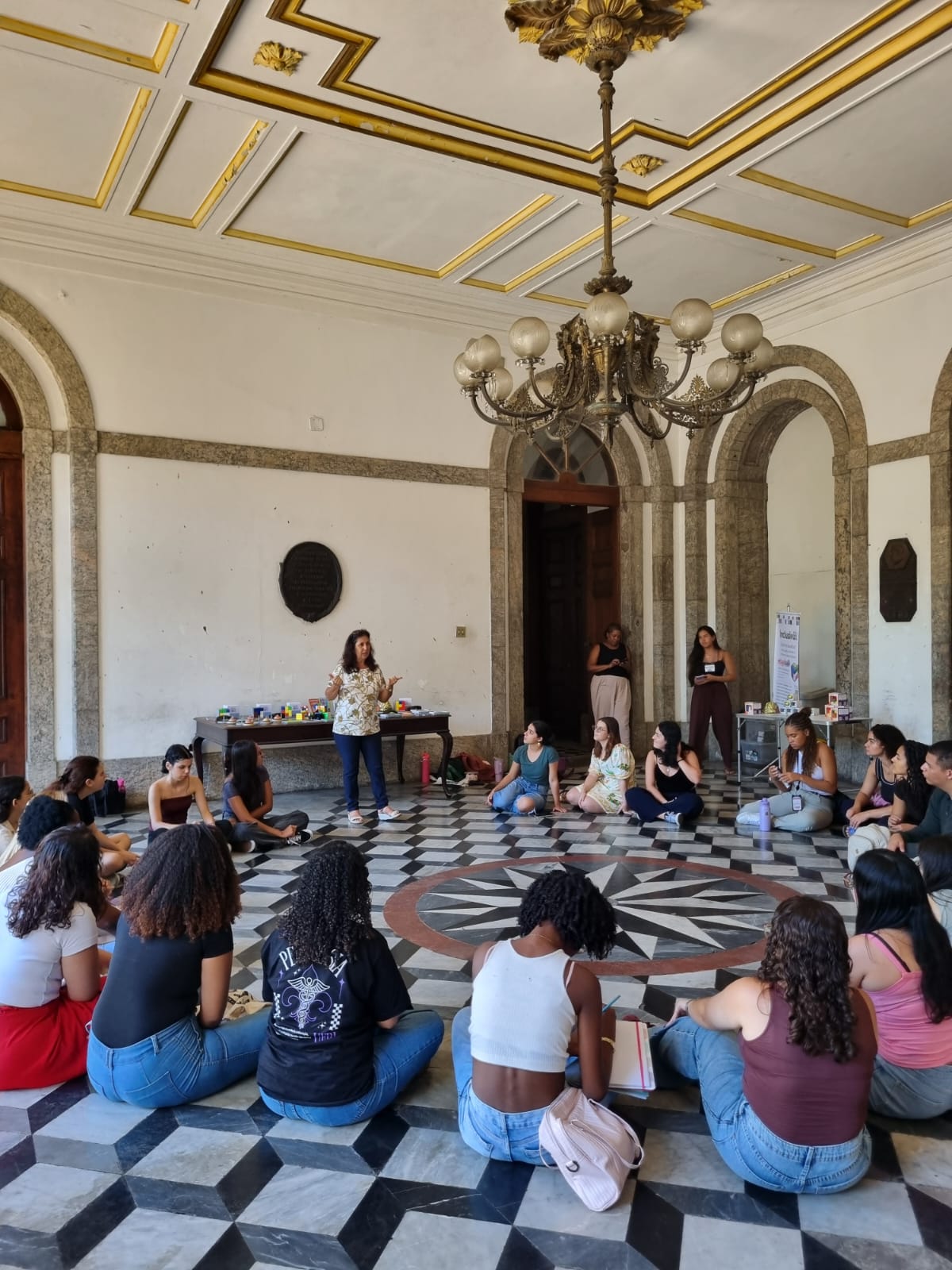 Professora Kátia em formação com os alunos